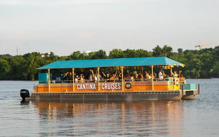 Sea-Suite-Cruises-Cantina-Cruises-DC-17A-(2)-min